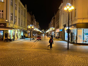 ANKETA: Jaké náměstí v Hradci Králové má hezčí vánoční strom?