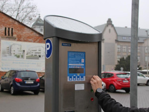 Ve Dvoře Králové začnou fungovat nové parkovací automaty. Řidči budou platit kartou