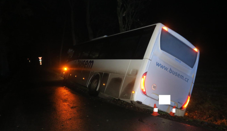 Pod autobusem se utrhla krajnice. Cestující vyvázli bez zranění