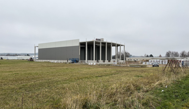 Na česko-rakouské hranici roste průmyslová zóna. Podle starosty je klíčová, opozici vadí kamiony