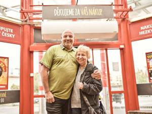 Čučení na seriály by mne zabilo, miluji být mezi lidmi, říká pokladní Věra Liscová