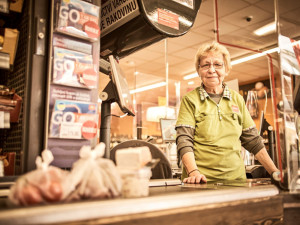 Čučení na seriály by mne zabilo, miluji být mezi lidmi, říká pokladní Věra Liscová