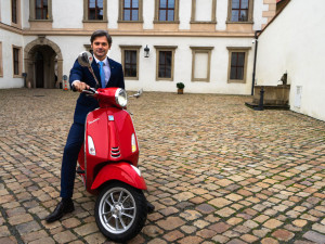 Proti omezení kampaní bych nebyl. Kandidáti by měli být více v ulicích, říká senátor Marek Hilšer