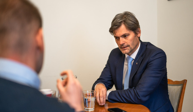 Proti omezení kampaní bych nebyl. Kandidáti by měli být více v ulicích, říká senátor Marek Hilšer