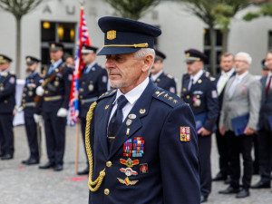 Končí jeden z nejdéle sloužících hasičů v kraji. Kolegové se s ním rozloučili se vší parádou