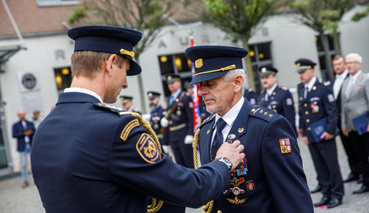 Končí jeden z nejdéle sloužících hasičů v kraji. Kolegové se s ním rozloučili se vší parádou