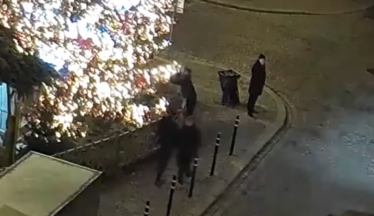 Ve Znojmě řádili zloději Vánoc. Na náměstí odstrojovali strom