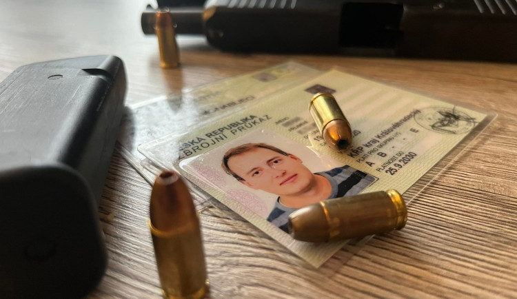 Komisař pořádal nelegální kurzy pro přípravu uchazečů o zbrojní průkaz. Vydělal si čtvrt milionu