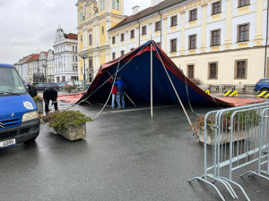 OBRAZEM: Na Velkém náměstí vrcholí přípravy na vánoční trhy. Auta musí oklikou