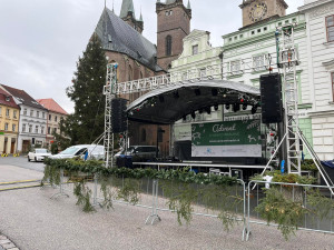 OBRAZEM: Na Velkém náměstí vrcholí přípravy na vánoční trhy. Auta musí oklikou