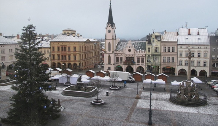 Adventní trhy nachystal i Trutnov, stánky se už řadí na Krakonošově náměstí