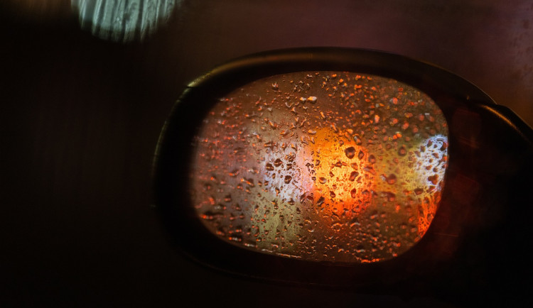 Z auta měl za jízdy vypadnout muž. Řidička mu nepomohla a ujela