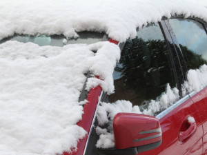 Meteorologové vydali varování před sněhem. Během neděle může napadnout až 15 centimetrů
