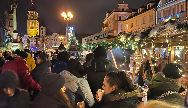 OBRAZEM: První víkend na vánočních trzích v Hradci Králové. Na náměstí se vystřídalo několik tisíc lidí
