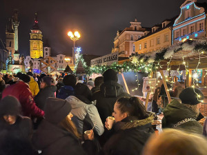 OBRAZEM: První víkend na vánočních trzích v Hradci Králové. Na náměstí se vystřídalo několik tisíc lidí