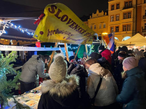 OBRAZEM: První víkend na vánočních trzích v Hradci Králové. Na náměstí se vystřídalo několik tisíc lidí