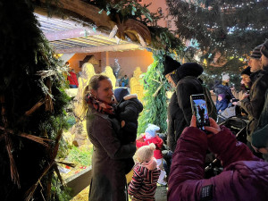 OBRAZEM: První víkend na vánočních trzích v Hradci Králové. Na náměstí se vystřídalo několik tisíc lidí