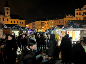 OBRAZEM: První víkend na vánočních trzích v Hradci Králové. Na náměstí se vystřídalo několik tisíc lidí