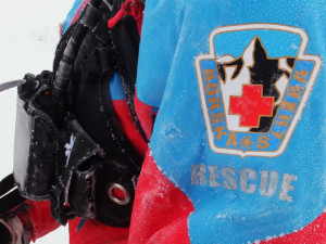 Srážky, pády i evakuace. Horská služba v Krkonoších řeší první úrazy na sněhu