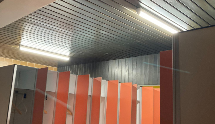 Také v náchodském bazénu budou úsporné ledky, ušetří se polovina částky za svícení