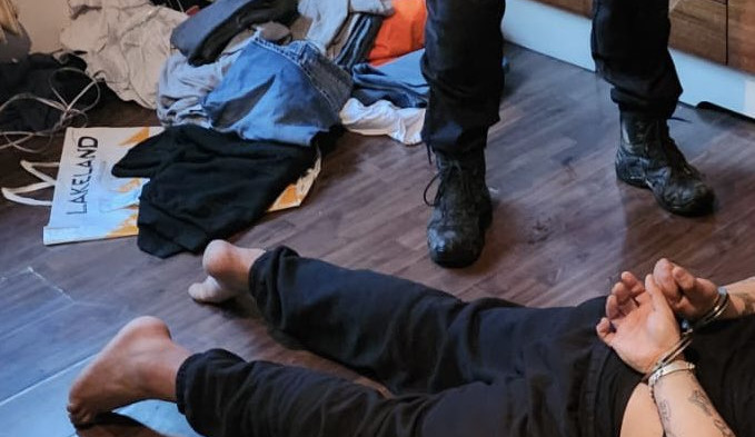 Nebezpečný muž měl vyhrožovat prodavačce. Po Táborsku jezdil pod vlivem drog