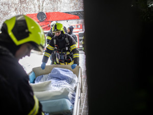 OBRAZEM: Hasiči nacvičovali evakuaci seniorcentra. Hořelo v koši na prádlo