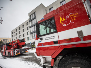 OBRAZEM: Hasiči nacvičovali evakuaci seniorcentra. Hořelo v koši na prádlo