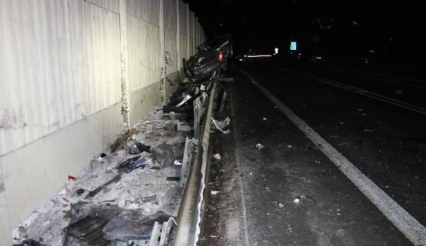 Noční tragickou nehodu u Jičína nepřežila řidička. Narazila do protihlukové stěny