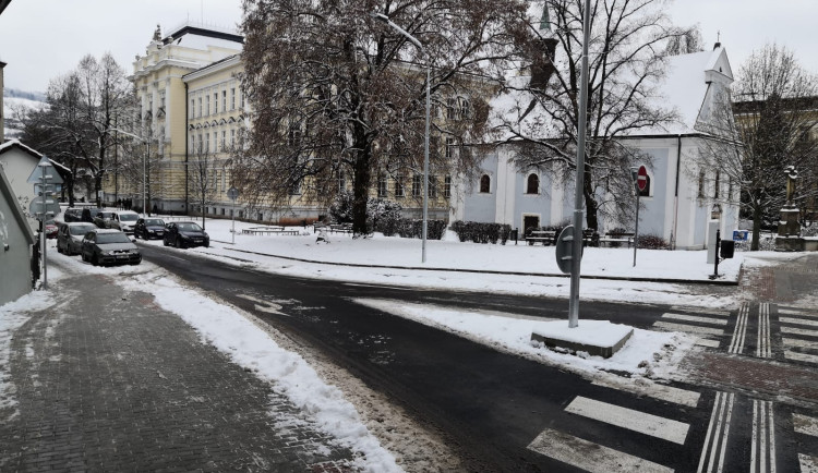 Ulice Řezníčkova v Náchodě už je v novém, slouží chodcům i dopravě
