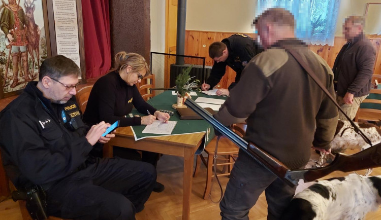 Myslivci vyrážejí do lesů. Na loveckou sezonu dohlíží policisté namátkovými kontrolami
