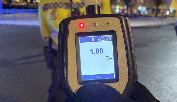 Řidič pod vlivem srazil mladou dívku. Po nehodě se chtěl napít vodky, kterou měl u sebe