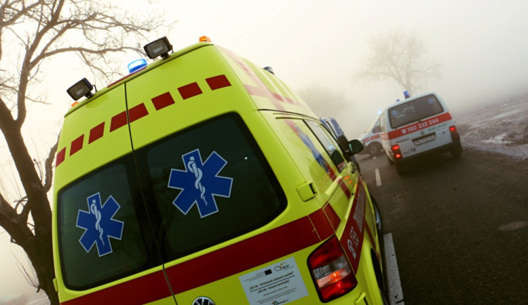 Po srážce osobního auta s nákladním u Náchoda zemřel jeden člověk