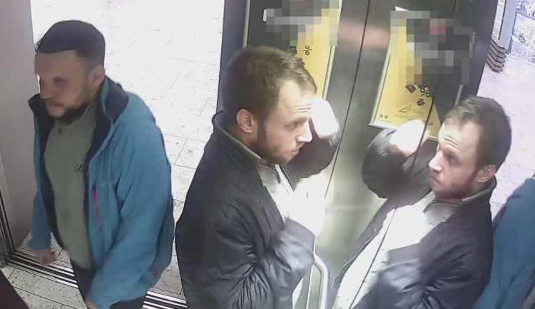 Policie pátrá po těchto dvou mužích. Mohou pomoct vyřešit řádění kapsáře v jednom obchodním domě