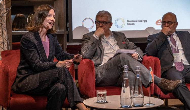 size4-16710510384177-241-pro-energetickou-budoucnost-je-dulezita-spoluprace-prumyslu-politiku-i-zakazniku-shodli-se-odbornici