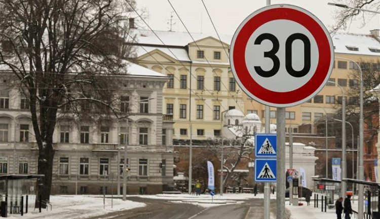 Na důležitou křižovatku Fortna v centru Hradce Králové se po přestavbě vrátila auta