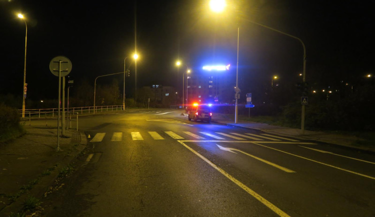 Auto srazilo na přechodu ženu. Policie hledá svědky