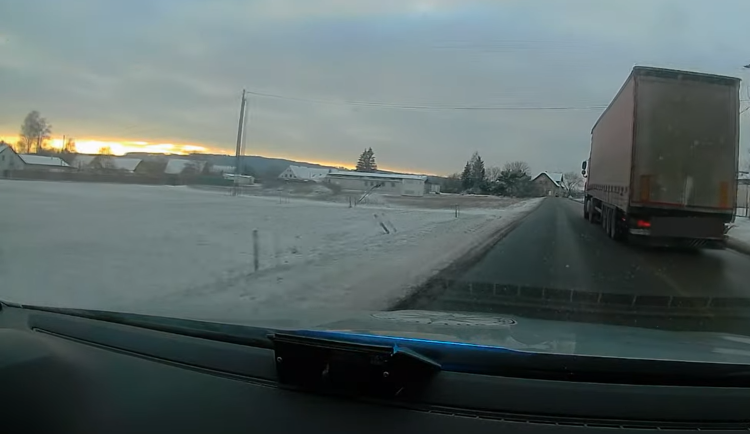 VIDEO: Cizinec za volantem kamionu kličkoval z pruhu do pruhu. Nadýchal skoro tři promile