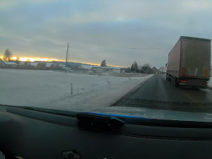 VIDEO: Cizinec za volantem kamionu kličkoval z pruhu do pruhu. Nadýchal skoro tři promile