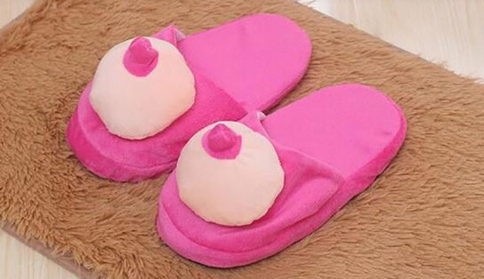 Nejhorší dárky? Použité spodní prádlo, počůraná noční košile nebo místo na hřbitově