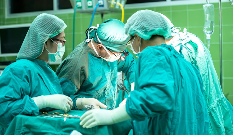 Odložené operace v hradeckém kraji působí největší problém na ortopediích