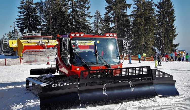 Skicentra na východě Čech čekají na příjezd lyžařů. O Vánocích jich bylo méně