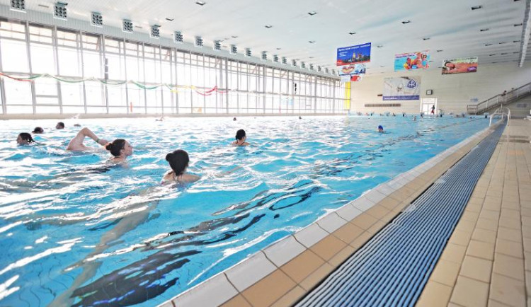 V Hradci bude od neděle draží bazén, teplo i voda