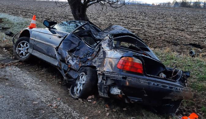 Mladý řidič narazil do stromu. Zdravotníci o jeho život bojovali desítky minut