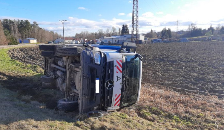 Popelářský vůz skončil po střetu s osobním automobilem na poli