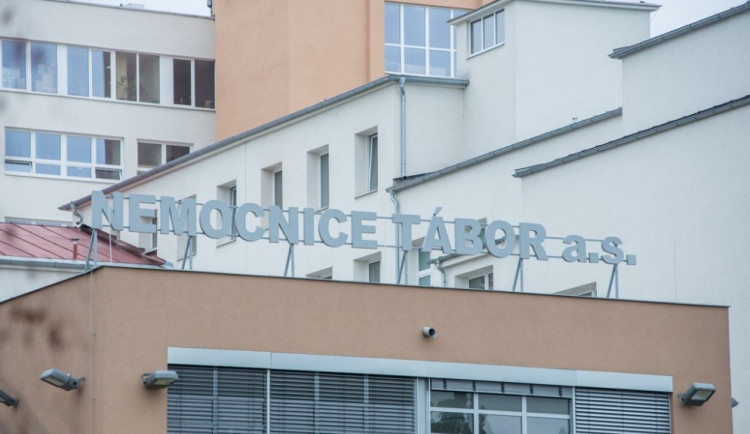 Před areálem táborské nemocnice se zastřelil člověk