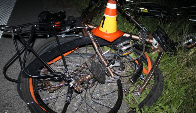 U Hradce Králové zemřela cyklistka. Pravděpodobně nedala přednost osobnímu vozu