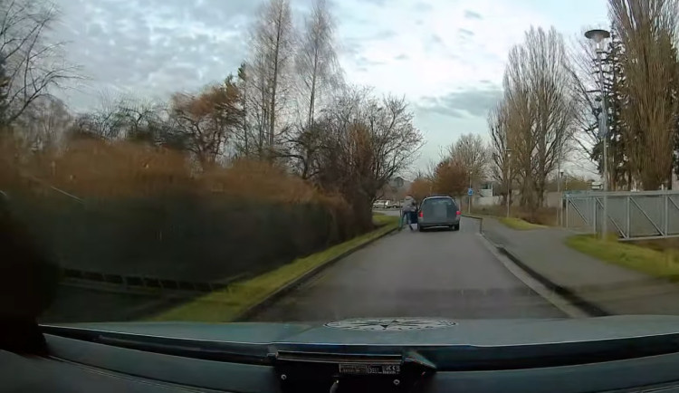 VIDEO: Během policejní honičky vyskočil řidič z jedoucího auta. Trik se mu nepodařil