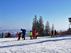 V hradeckém kraji se navzdory oblevě lyžuje na více než 20 kilometrech sjezdovek