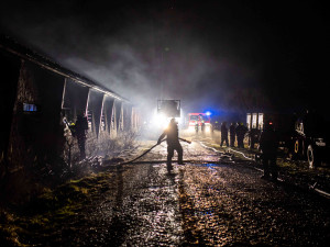 Na Trutnovsku zachvátil požár stáje. Uhynulo asi 150 krav