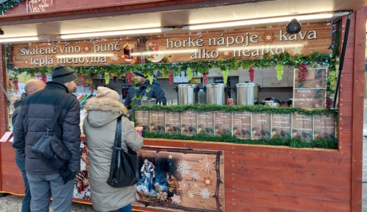 Stánkaři na vánočních trzích prodávali alkohol dětem. Zákon porušilo deset 11 prodávajících